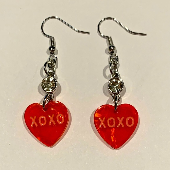 Dynamic Duo Designs Jewelry - XOXO 💋 ❤️ dangle heart earrings